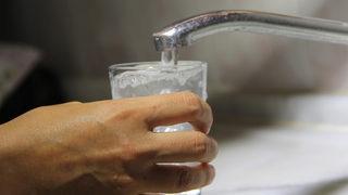 İzmir'de şebeke suyu alarmı! Lağım kokusu isyan ettirdi