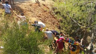 Uçuruma yuvarlanan araçtaki yaralılar insan zinciriyle yukarı çıkartıldı