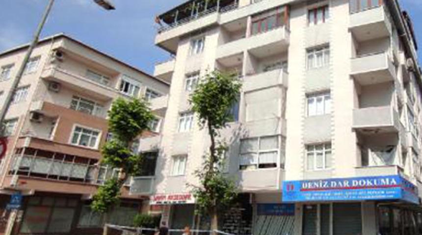 G&uuml;ng&ouml;ren'de &ccedil;atlaklar oluşan 4 katlı bina boşaltıldı