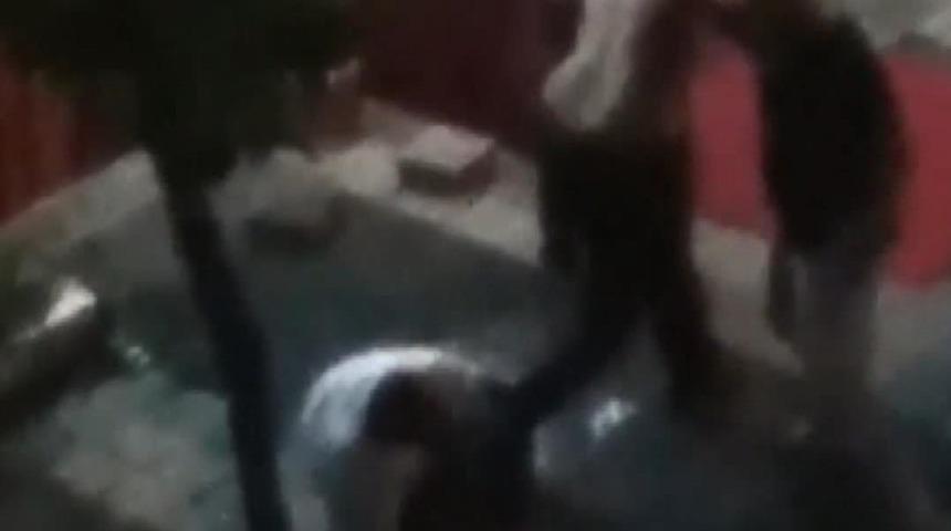 Sokakta laf atma kavgasında birbirlerini bıçakladılar