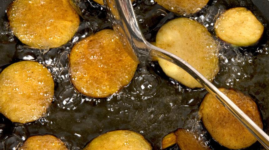 Uzmanı sırrını açıkladı! Yağ çektirmeden domates soslu patlıcan-patates-kabak kızartması yapmak için...