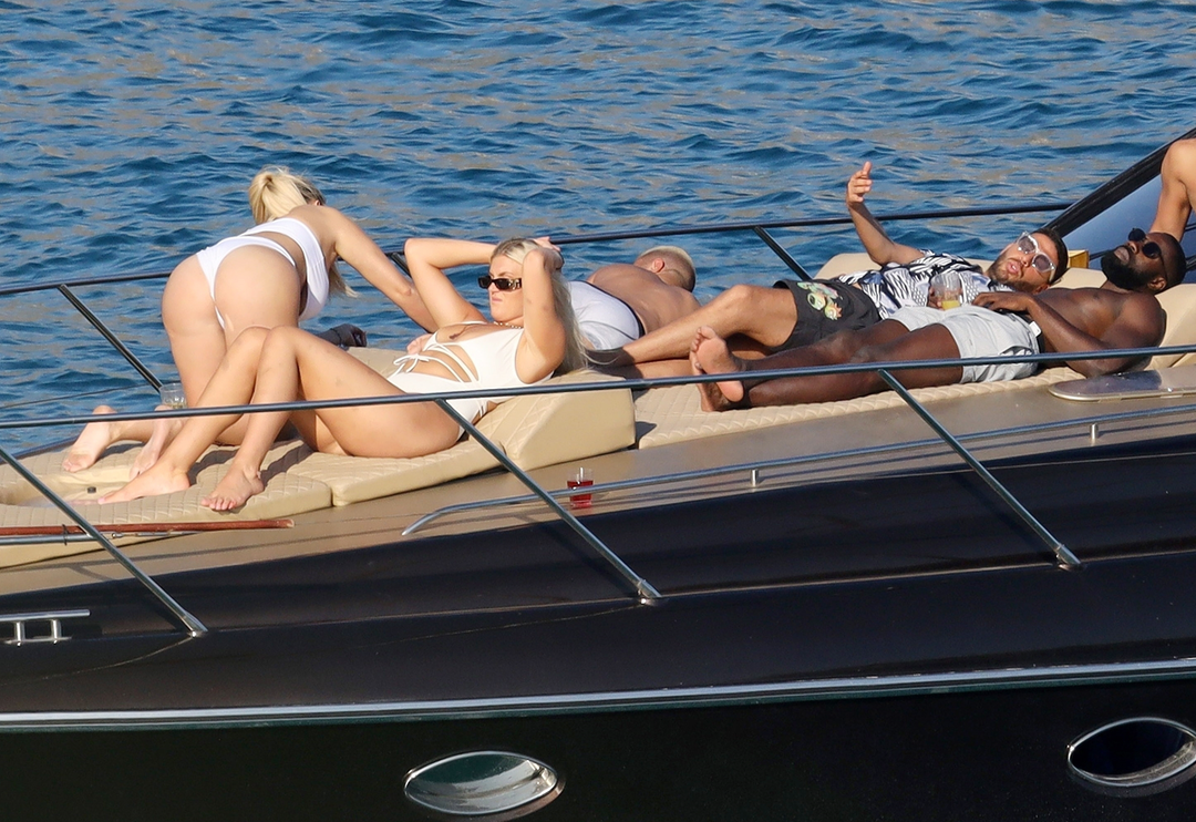 &Uuml;nl&uuml; futbolcu Riyad Mahrez tekne partisinde! Soluğu Ege sularında aldı