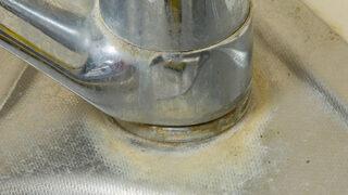 Armatür ve çaydanlıklardaki kireçlerden kurtulmak meğer çok kolaymış! Maliyeti 10 TL bile değil...