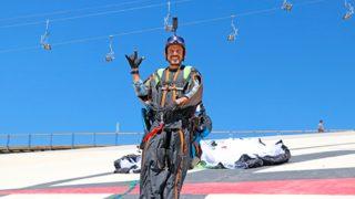 Fethiye’de ‘yarasa adam’ olarak tanınan genel müdür her gün işinden evine ‘uçarak’ gidiyor