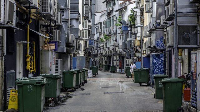 Restoran ve kafelerle dolu Boat Quay ilçesinde geri dönüşüm toplayıcılığı büyük bir ihtiyaç