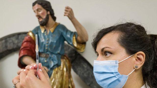 Covid: İtalya&rsquo;da h&uuml;k&uuml;metin  kokteyl aşı  kararı tartışma yarattı 1