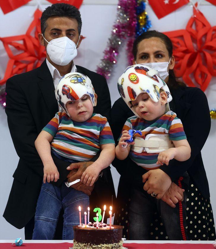 Cumhurbaşkanı Erdoğan, ameliyatla ayrılan siyam ikizleri Derman ve Yiğit'in doğum gününü kutladı G1