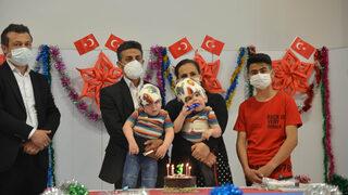 İngiltere'de operasyonla ayrılan siyam ikizleri 3 yaşında