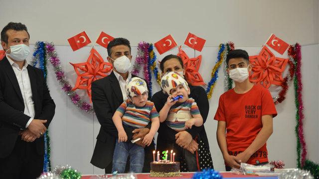 İngiltere'de operasyonla ayrılan siyam ikizleri 3 yaşında