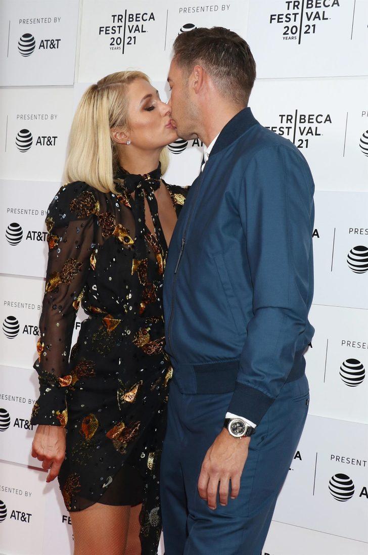 Paris Hilton nişanlısıyla This Is Paris belgeselinin galasında  G2