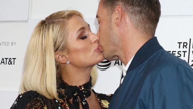 Paris Hilton nişanlısıyla This Is Paris belgeselinin galasında 