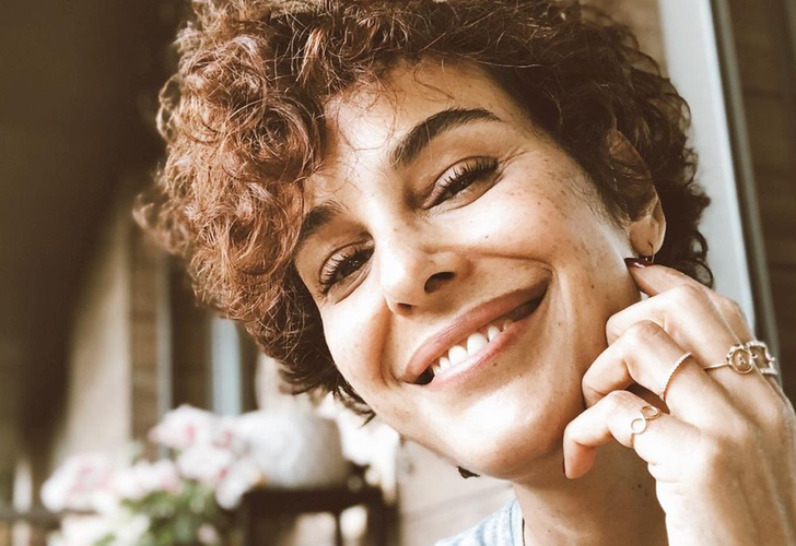 47 ya��ndaki Arzum Onan �imlerde yal�n ayak! K�rm�z�lar i�inde b�y�ledi