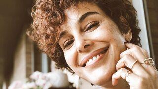 47 yaşındaki Arzum Onan çimlerde yalın ayak! Kırmızılar içinde büyüledi