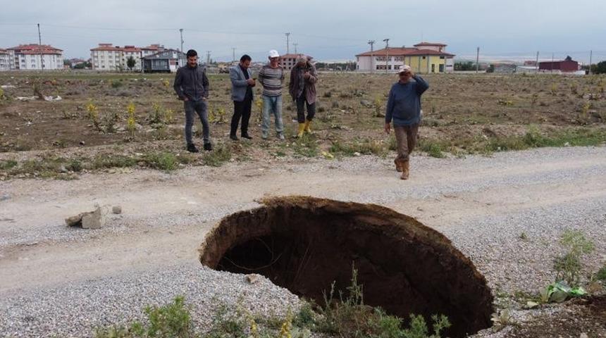 Afyon’da göçük ve yarıklar endişe uyandırdı