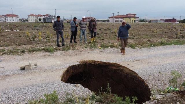 Afyon’da göçük ve yarıklar endişe uyandırdı