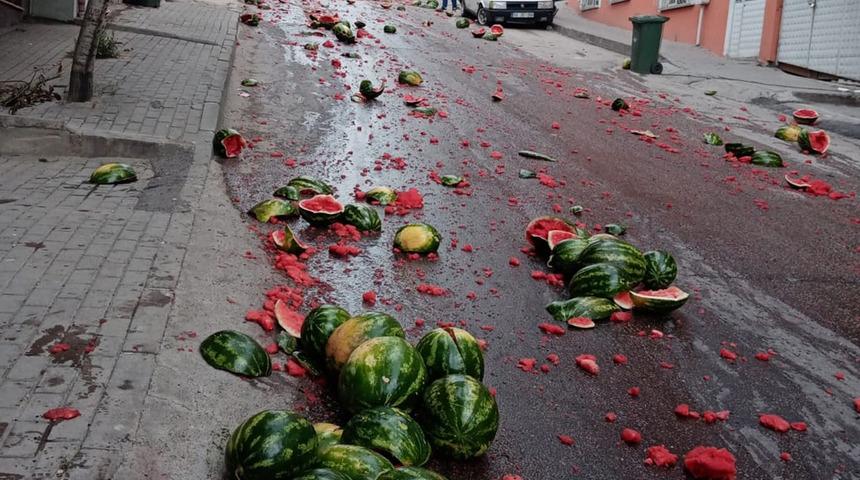 Karpuz kamyonu devrildi! Çocuklar son anda kurtuldu