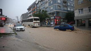 Eskişehir'de sağanak bazı bölgelerde su baskınlarına neden oldu