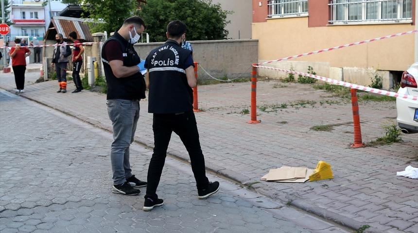 Sivas'ta bı&ccedil;aklı kavgada 2 kişi yaralandı