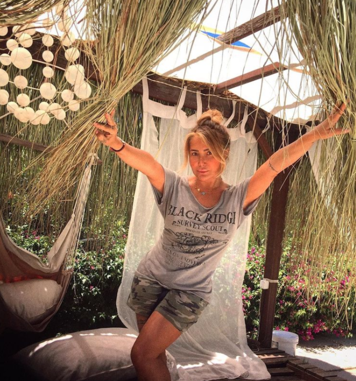 Yonca Evcimik beyaz süper mini elbisesiyle sere serpe uzandı G3