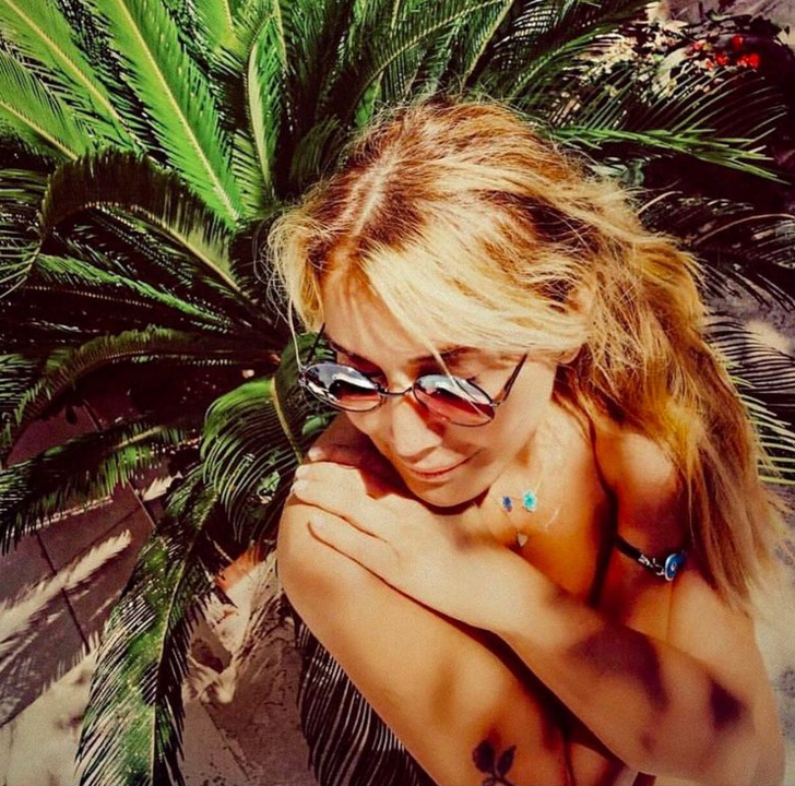 Yonca Evcimik beyaz süper mini elbisesiyle sere serpe uzandı G5