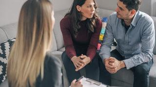 Ailedeki iletişim sorunlarının çözümünde aile danışmanlığı nasıl rol oynar?