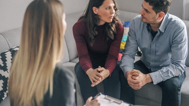 Ailedeki iletişim sorunlarının çözümünde aile danışmanlığı nasıl rol oynar?