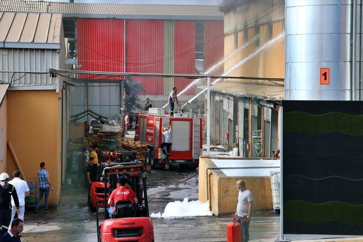 Osmaniye'de plastik geri dönüşüm fabrikasında çıkan yangına müdahale ediliyor G3