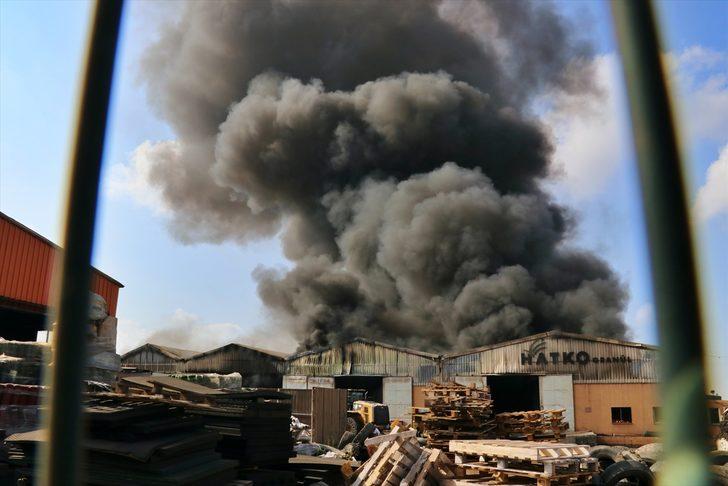 Osmaniye'de plastik geri dönüşüm fabrikasında çıkan yangına müdahale ediliyor G4