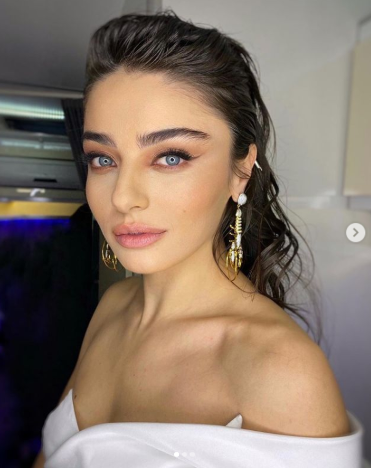 Ada Masalı dizisinin Haziran’ı Ayça Ayşin Turan süper mini tulumuyla nefes kesti G2