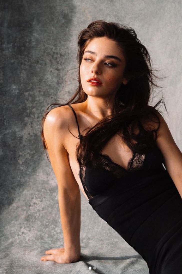 Ada Masalı dizisinin Haziran’ı Ayça Ayşin Turan süper mini tulumuyla nefes kesti G4