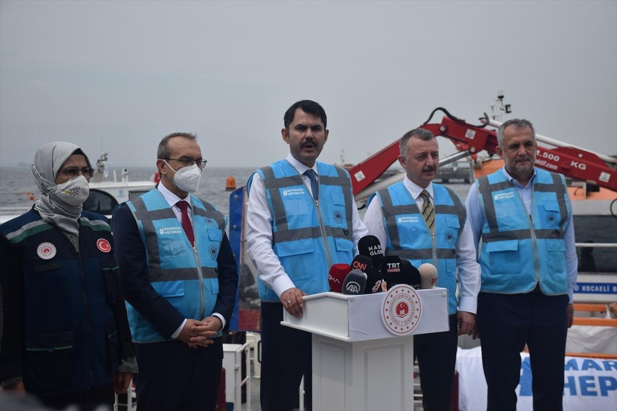 Bakanı Kurum, İzmit K&ouml;rfezi'nde m&uuml;silaj temizleme &ccedil;alışmalarını inceledi: (1)