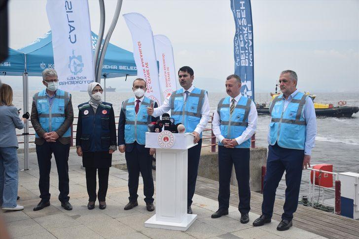 Bakanı Kurum, İzmit Körfezi'nde müsilaj temizleme çalışmalarını inceledi: (1) G3