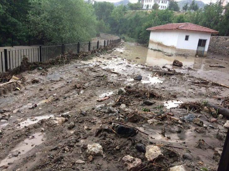 Çorum'da şiddetli yağış su baskını ve ekili arazilerde zarara neden oldu G4