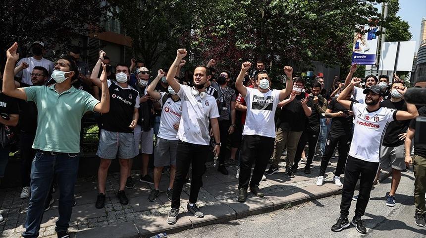 Beşiktaş'ta kriz! Taraftarlar, Sergen Yalçın'ın evinin önünde toplandı
