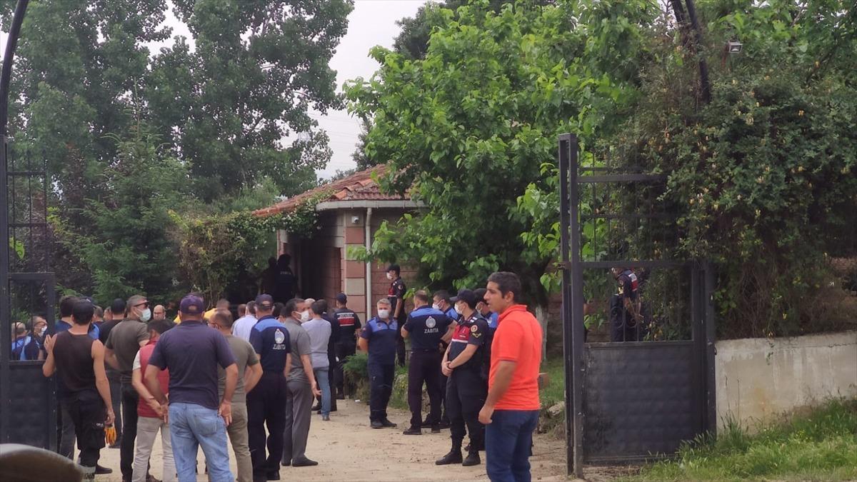 G&Uuml;NCELLEME - İYİ Partili T&uuml;rkkan'ın ortağı olduğu şirkete ait &ccedil;iftlikteki bazı ka&ccedil;ak yapıların yıkımına başlandı