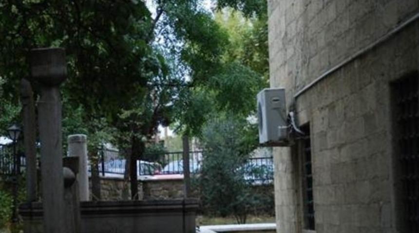 500 yıllık tarihi camide tepki çeken görüntü