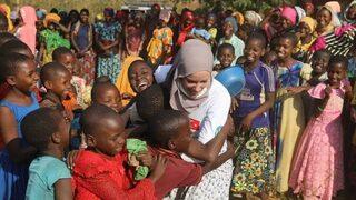 Gamze Özçelik Tanzanyalı çocukların yardımına koştu