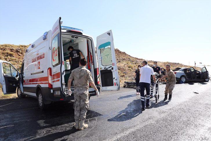 Diyarbakır'da tuğla yüklü kamyon ile otomobil çarpıştı: 2 ölü, 3 yaralı G4
