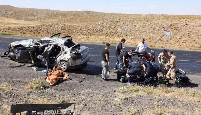 Diyarbakır'da feci kaza! Tuğla yüklü kamyon ile otomobil çarpıştı: 2 ölü, 3 yaralı
