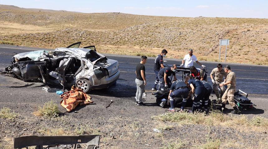 Diyarbakır'da feci kaza! Tuğla yüklü kamyon ile otomobil çarpıştı: 2 ölü, 3 yaralı