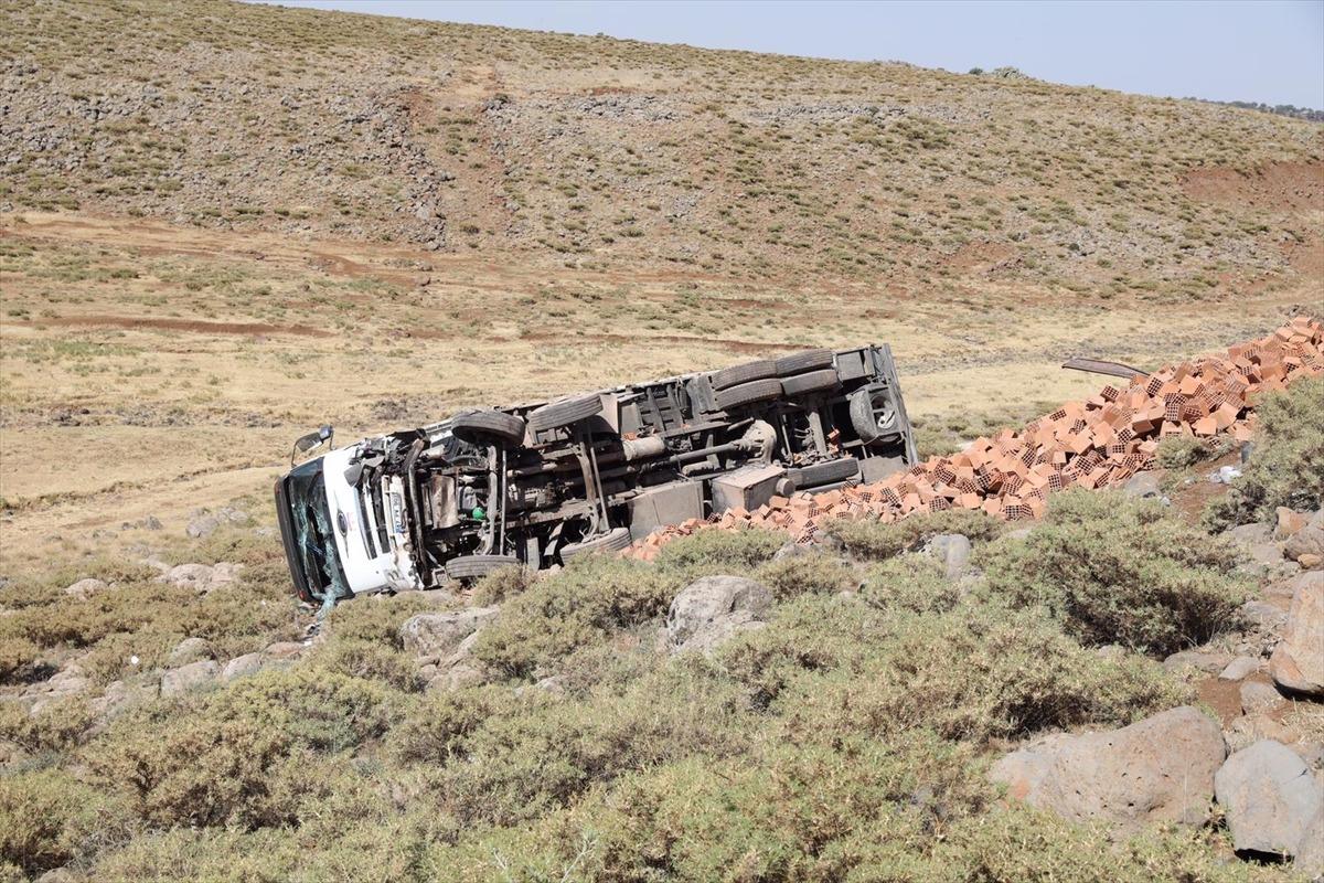 Diyarbakır'da tuğla y&uuml;kl&uuml; kamyon ile otomobil &ccedil;arpıştı: 2 &ouml;l&uuml;, 3 yaralı