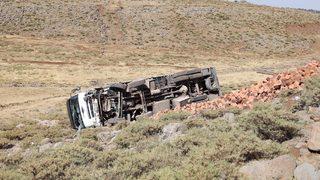 Diyarbakır'da tuğla yüklü kamyon ile otomobil çarpıştı: 2 ölü, 3 yaralı