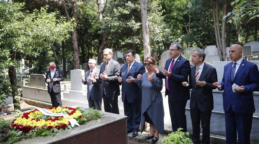 Burak Elmas, Ali Sami Yen ve Metin Oktay'ın mezarına gitti