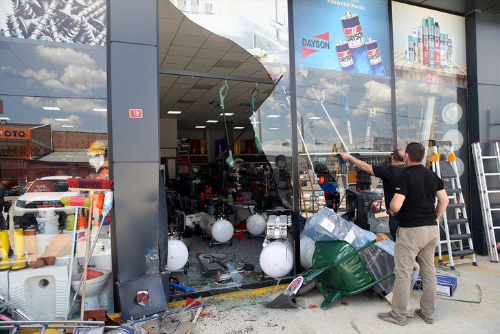 Sivas'ta bir iş yerine ve araca otomobiliyle çarparak zarar veren şüpheli gözaltına alındı G1