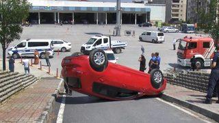 Direksiyon dersi sırasında feci kaza! Sürüne sürüne araçtan çıktı