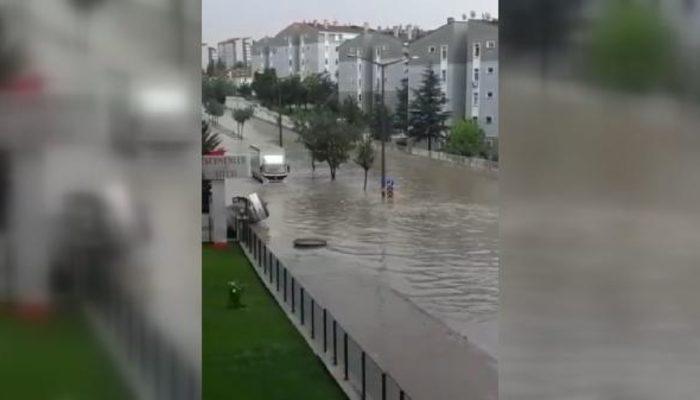 Ankara'da cadde ve sokaklar göle döndü! Bazı evleri su bastı