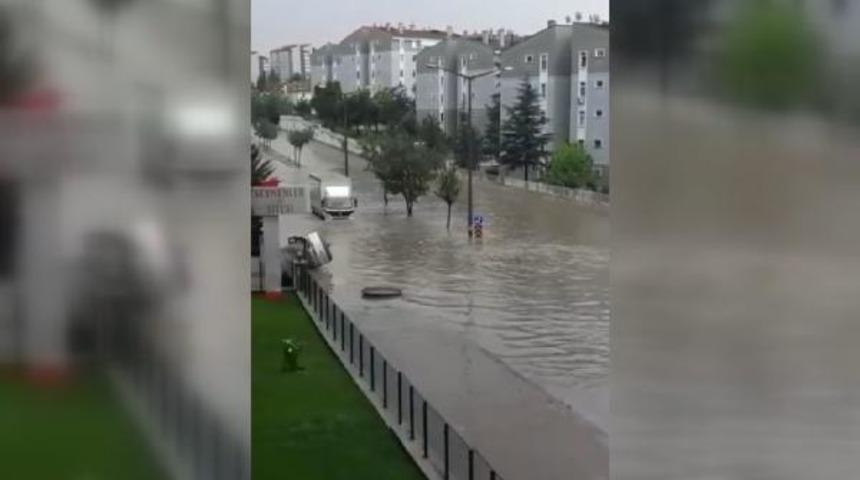Ankara'da cadde ve sokaklar göle döndü! Bazı evleri su bastı