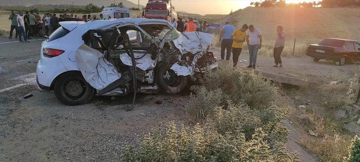 Siirt'te iki otomobil çarpıştı: 3 yaralı G3