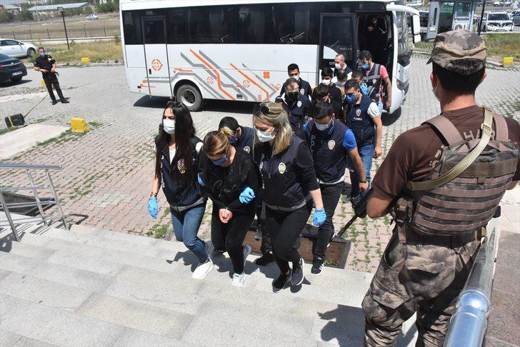 GÜNCELLEME - Kars merkezli 4 ilde "kazanma garantili kupon" vaadiyle dolandırıcılıktan 5 kişi tutuklandı G1