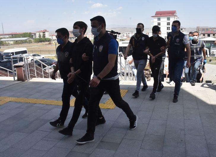 GÜNCELLEME - Kars merkezli 4 ilde "kazanma garantili kupon" vaadiyle dolandırıcılıktan 5 kişi tutuklandı G2